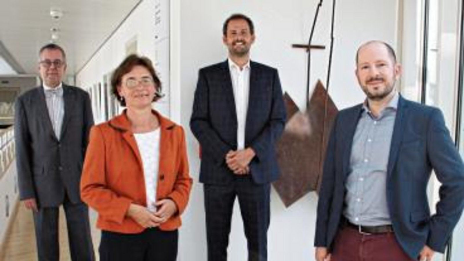 Wünschen Petra Rauch einen guten Start: Landrat Bastian Rosenau (Zweiter von rechts), Erster Landesbeamter Wolfgang Herz (links) und Landwirtschaftsdezernent Daniel Sailer. Foto: LE Wünschen Petra Rauch einen guten Start: Landrat Bastian Rosenau (Zweiter von rechts), Erster Landesbeamter Wolfgang Herz (links) und Landwirtschaftsdezernent Daniel Sailer. Foto: LE