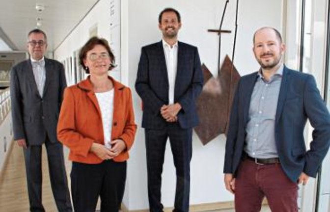 Wünschen Petra Rauch einen guten Start: Landrat Bastian Rosenau (Zweiter von rechts), Erster Landesbeamter Wolfgang Herz (links) und Landwirtschaftsdezernent Daniel Sailer.  Foto: LE