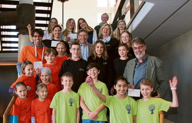 Stifter Peter Klein (Mitte) freut sich mit den Schülern und Vertretern der Siegerschulen.  Foto: Rücker