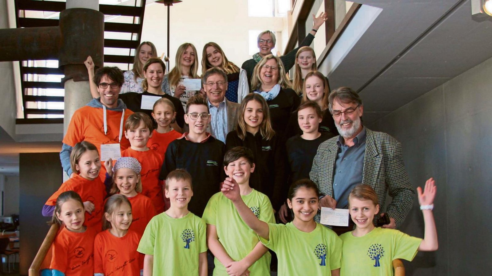 Stifter Peter Klein (Mitte) freut sich mit den Schülern und Vertretern der Siegerschulen. Foto: Rücker Stifter Peter Klein (Mitte) freut sich mit den Schülern und Vertretern der Siegerschulen. Foto: Rücker