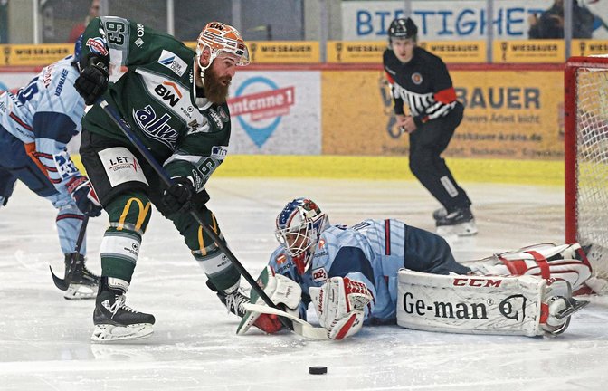 Ravensburgs Goalie Jonas Langmann (von rechts) riskiert gegen Bietigheims Shawn Weller Kopf und Kragen. Foto: Baumann