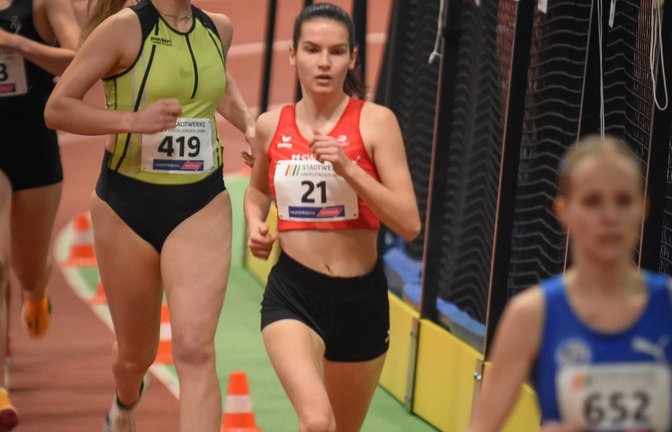 Chiara Heidinger (Mitte) im Glaspalast. <span class='image-autor'>Foto: p</span>