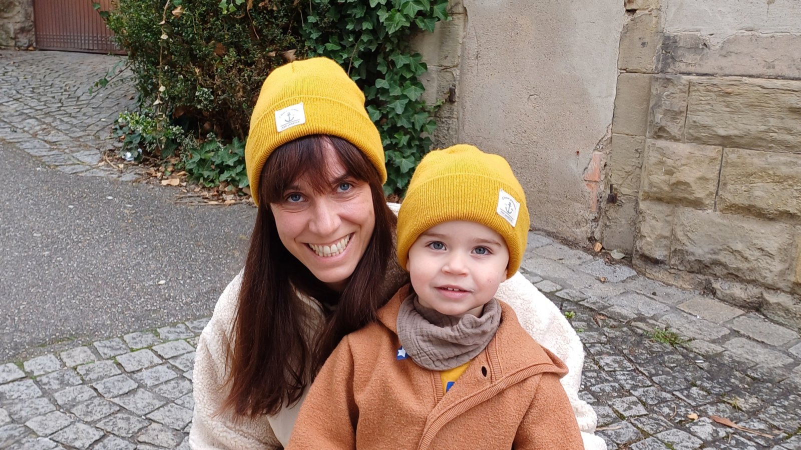 Kalter Wind? Da hilft nur Partnerlook, wie bei Mama Tine und Bub Mika.  Foto: Rücker