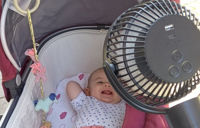 Hitze: Gute Laune im Kinderwägele, Liv hat ja ihren Ventilator dabei. <span class='image-autor'>Foto: Rücker</span>