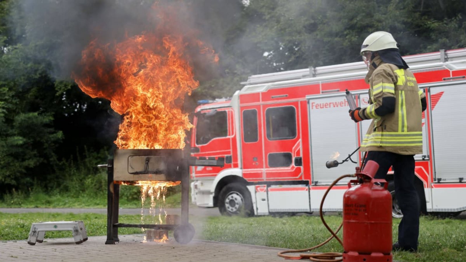 Ein Feuerwehrmann zeigt Stichflammen durch Brandbeschleuniger am Grill. Die Feuerwehr Köln demonstriert Gefahren beim Grillen, da es jährlich mehrere Tausend Grillunfälle in Deutschland zu beklagen gibt.Imago/Panama Pictures