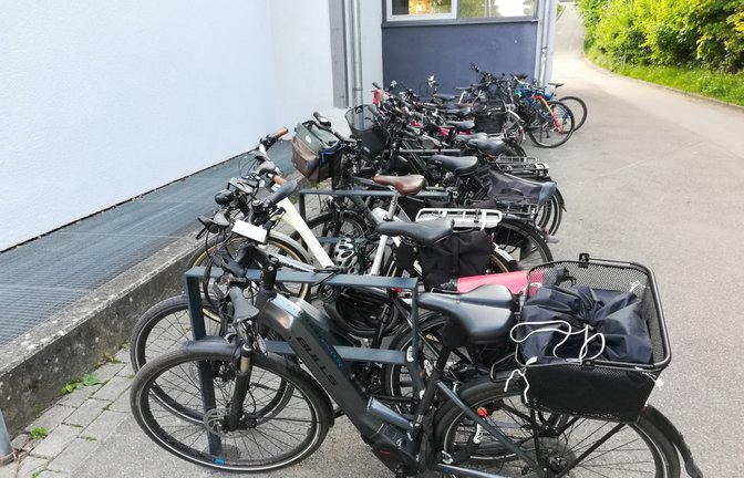 Erst im März waren an der Vaihinger Stadthalle Rad-Anlehnständer angebracht worden. Dass sie dringend benötigt werden, beweist unser Bild.  <span class='image-autor'>Foto: Arning</span>