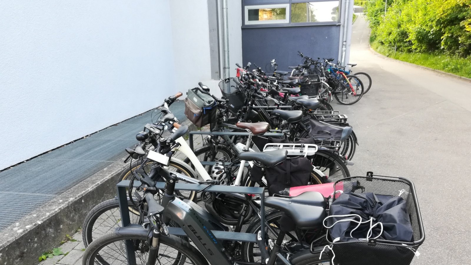 Erst im März waren an der Vaihinger Stadthalle Rad-Anlehnständer angebracht worden. Dass sie dringend benötigt werden, beweist unser Bild. Foto: Arning Erst im März waren an der Vaihinger Stadthalle Rad-Anlehnständer angebracht worden. Dass sie dringend benötigt werden, beweist unser Bild. Foto: Arning