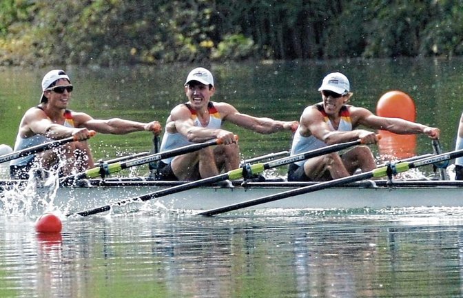 Die harte Arbeit hat sich ausgezahlt: (von rechts) Moritz Moos, Florian Roller aus Markgröningen, Joachim Agne und Max Röger gewinnen bei der Ruder-Weltmeisterschaft die Goldmedaille im Leichtgewichts-Doppelvierer. Foto: Archiv/privat