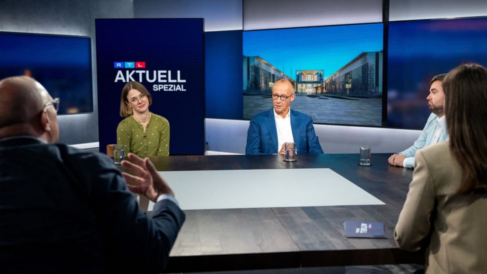 Der Bundeskanzler in der RTL-Sendung „Am Tisch mit Friedrich Merz“Sebastian Christoph Gollnow/dpa