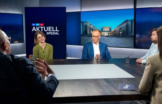 Der Bundeskanzler in der RTL-Sendung „Am Tisch mit Friedrich Merz“<span class='image-autor'>Sebastian Christoph Gollnow/dpa</span>