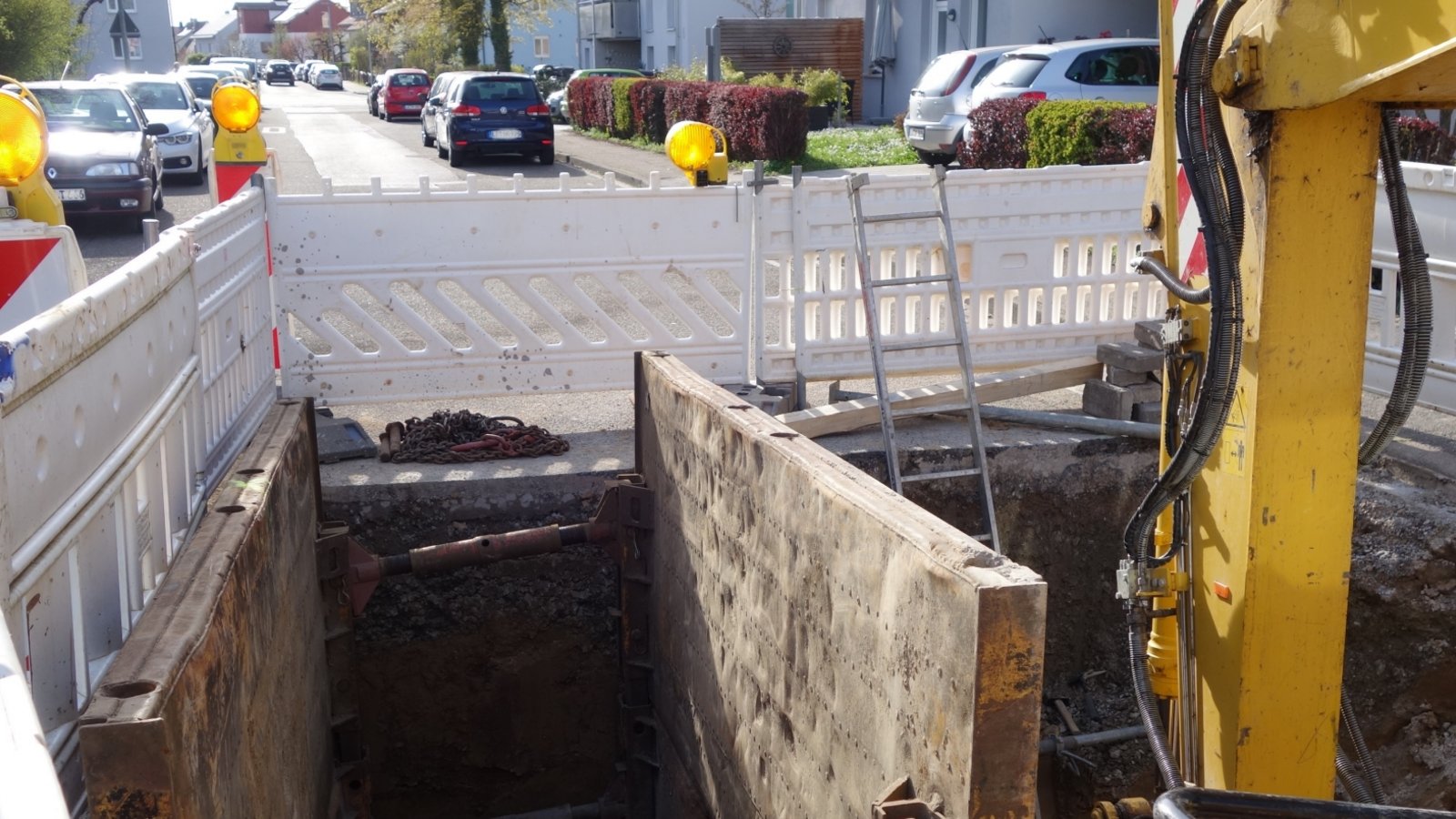 Ein zunächst nur einige Zentimeter tiefes Loch im Asphalt in der Vaihinger Aschmannstraße führte zur Entdeckung eines – nicht ursächlichen – kleinen Schadens am Abwasserkanal, der nun repariert wird. Voraussichtlich morgen soll das Loch verfüllt und wieder befahrbar sein, nach Ostern soll die neue Asphaltschicht aufgetragen werden, berichtet Stadtsprecher Mario Steigleder auf Nachfrage. Die Ursache, wieso sich die Tragschicht unter dem Asphalt gesetzt hatte, sei unklar. Möglicherweise sei beim Straßenbau nicht ausreichend verdichtet worden. Foto: Rücker Ein zunächst nur einige Zentimeter tiefes Loch im Asphalt in der Vaihinger Aschmannstraße führte zur Entdeckung eines – nicht ursächlichen – kleinen Schadens am Abwasserkanal, der nun repariert wird. Voraussichtlich morgen soll das Loch verfüllt und wieder befahrbar sein, nach Ostern soll die neue Asphaltschicht aufgetragen werden, berichtet Stadtsprecher Mario Steigleder auf Nachfrage. Die Ursache, wieso sich die Tragschicht unter dem Asphalt gesetzt hatte, sei unklar. Möglicherweise sei beim Straßenbau nicht ausreichend verdichtet worden. Foto: Rücker