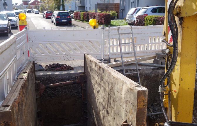 Ein zunächst nur einige Zentimeter tiefes Loch im Asphalt in der Vaihinger Aschmannstraße führte zur Entdeckung eines – nicht ursächlichen – kleinen Schadens am Abwasserkanal, der nun repariert wird. Voraussichtlich morgen soll das Loch verfüllt und wieder befahrbar sein, nach Ostern soll die neue Asphaltschicht aufgetragen werden, berichtet Stadtsprecher Mario Steigleder auf Nachfrage. Die Ursache, wieso sich die Tragschicht unter dem Asphalt gesetzt hatte, sei unklar. Möglicherweise sei beim Straßenbau nicht ausreichend verdichtet worden.  <span class='image-autor'>Foto: Rücker</span>