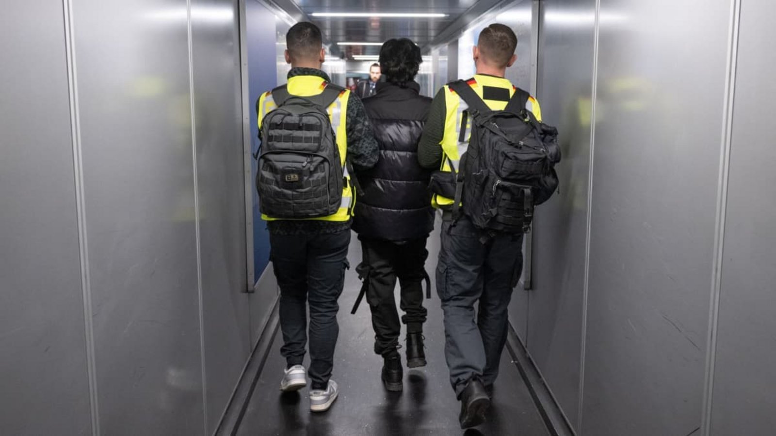 Solche Bilder will Schwarz-Rot jetzt viel öfter produzieren: Hier eine Sammelabschiebung am 25. Februar dieses Jahres. Beamte der Bundespolizei bringen einen Mann in Frankfurt am Main auf einen Abschiebeflug nach Pakistan.Boris Roessler/dpa