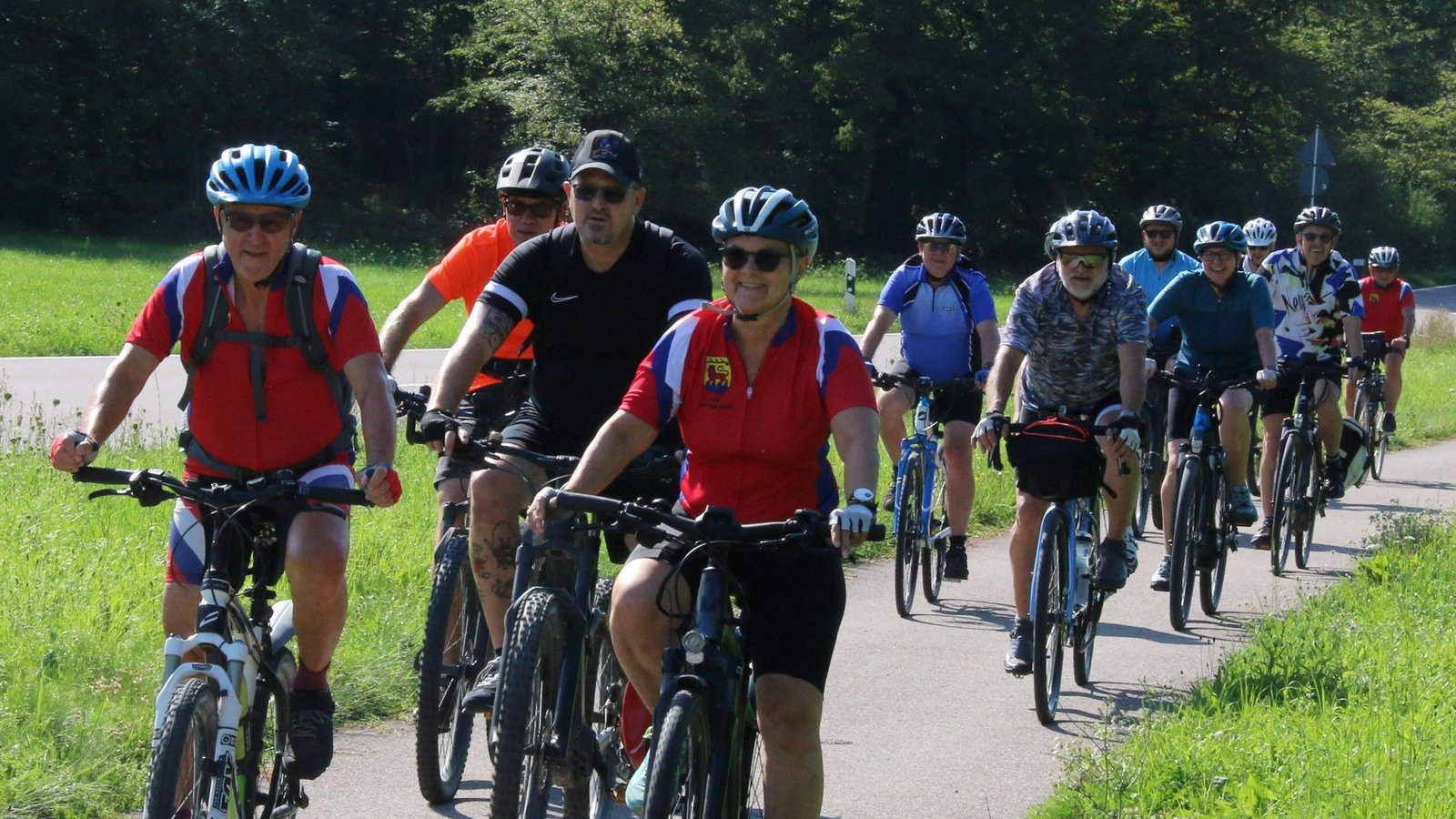 Flotte Fahrt auf dem Radweg zwischen Sersheim und Hohenhaslach. Fotos: Bögel