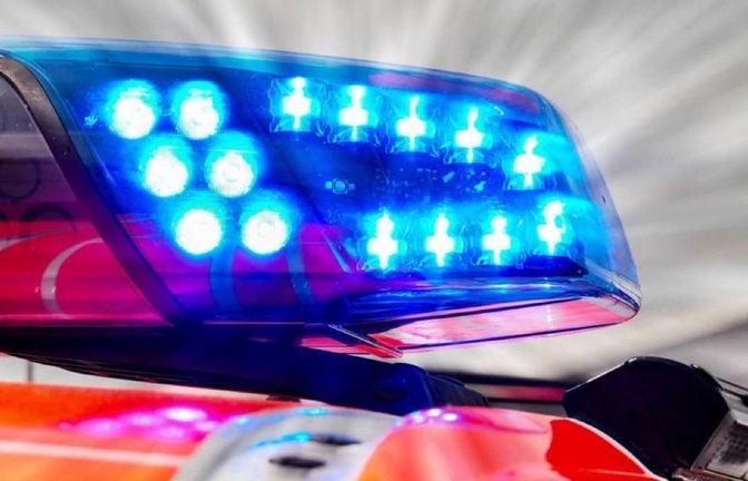 Drei Menschen sind bei dem Unfall verletzt worden - zwei davon scher. Sie wurden in eine Klinik gebracht. (Symbolfoto)<span class='image-autor'>Comofoto – stock.adobe.com</span>