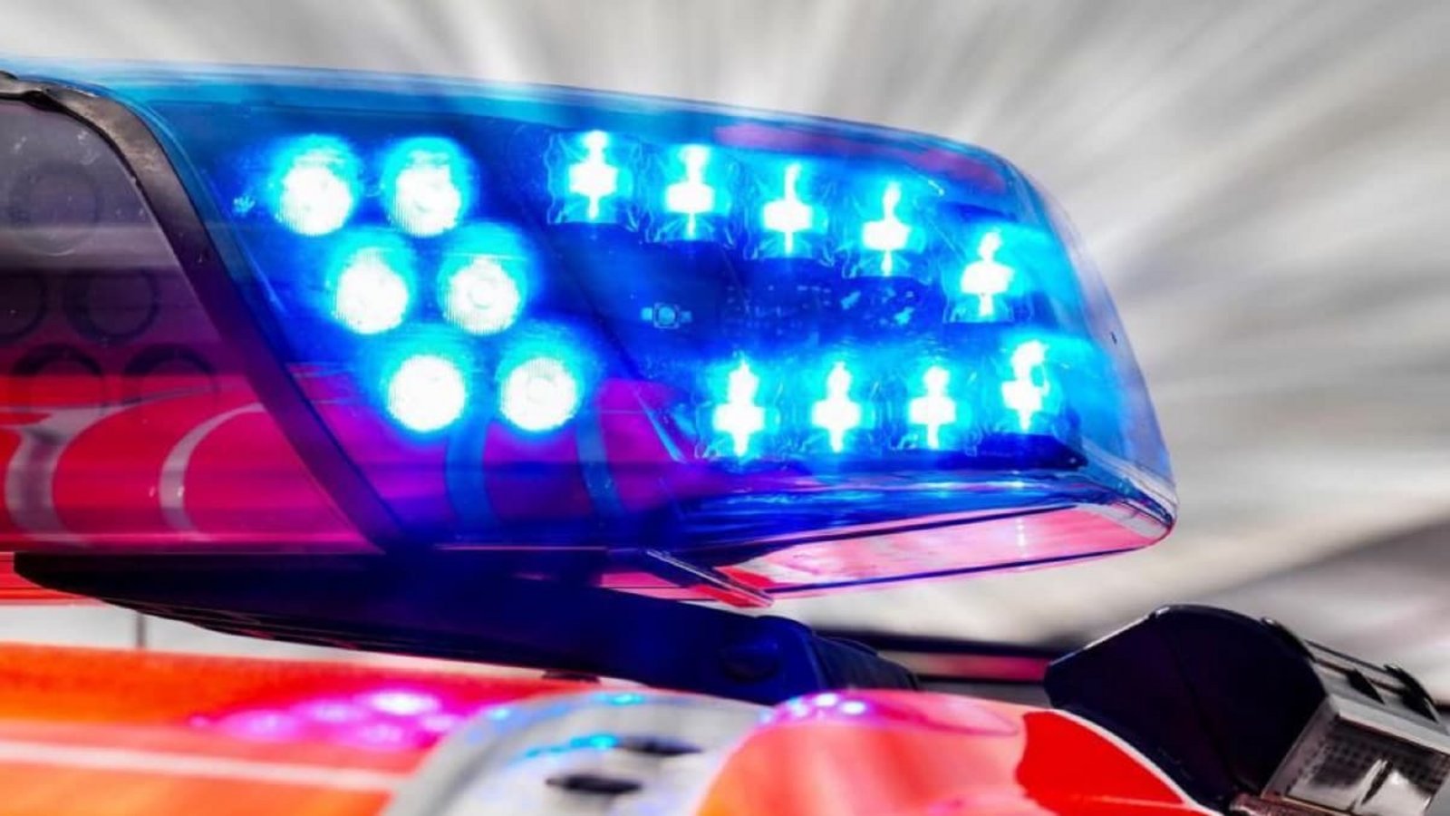 Drei Menschen sind bei dem Unfall verletzt worden - zwei davon scher. Sie wurden in eine Klinik gebracht. (Symbolfoto)Comofoto – stock.adobe.com Drei Menschen sind bei dem Unfall verletzt worden - zwei davon scher. Sie wurden in eine Klinik gebracht. (Symbolfoto)Comofoto – stock.adobe.com