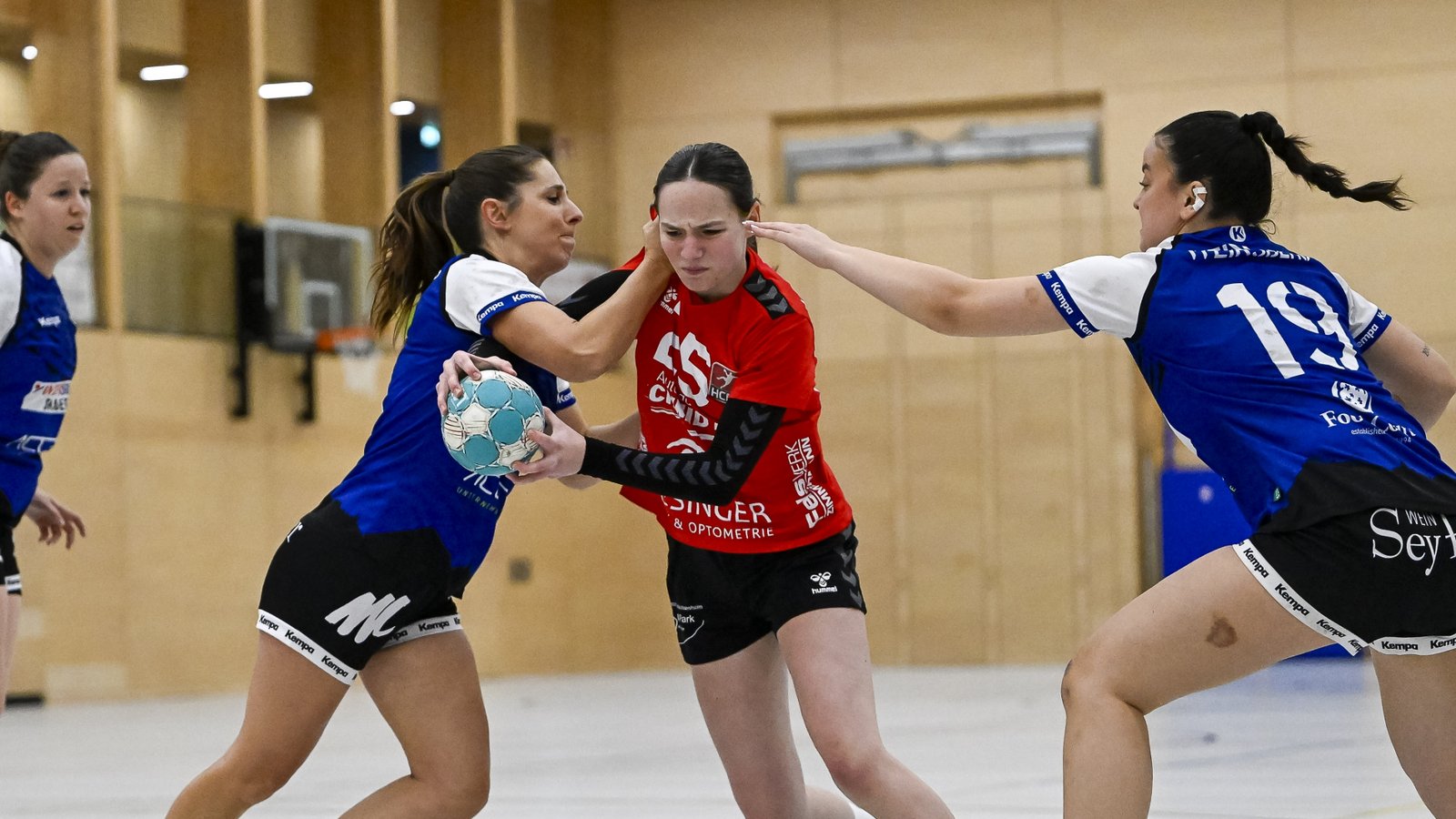 Anja Fehnl (Mitte) gastiert mit dem HCME beim TV Flein II. Foto: Leitner