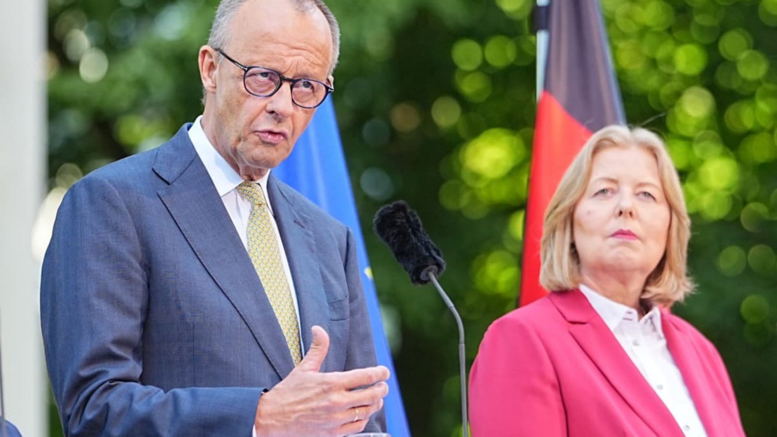 Friedrich Merz (CDU) und Bärbel Bas (SPD), Bundesministerin für Arbeit und Soziales. Der Protest mehrerer ostdeutscher CDU-Ministerpräsidenten gegen eine Abschaffung der abschlagsfreien Rente hat neue kontroverse Debatten auch in der Koalition in Berlin ausgelöst (Archivfoto).Michael Kappeler/dpa Friedrich Merz (CDU) und Bärbel Bas (SPD), Bundesministerin für Arbeit und Soziales. Der Protest mehrerer ostdeutscher CDU-Ministerpräsidenten gegen eine Abschaffung der abschlagsfreien Rente hat neue kontroverse Debatten auch in der Koalition in Berlin ausgelöst (Archivfoto).Michael Kappeler/dpa