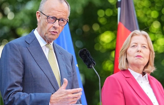 Friedrich Merz (CDU) und Bärbel Bas (SPD), Bundesministerin für Arbeit und Soziales. Der Protest mehrerer ostdeutscher CDU-Ministerpräsidenten gegen eine Abschaffung der abschlagsfreien Rente hat neue kontroverse Debatten auch in der Koalition in Berlin ausgelöst (Archivfoto).<span class='image-autor'>Michael Kappeler/dpa</span>