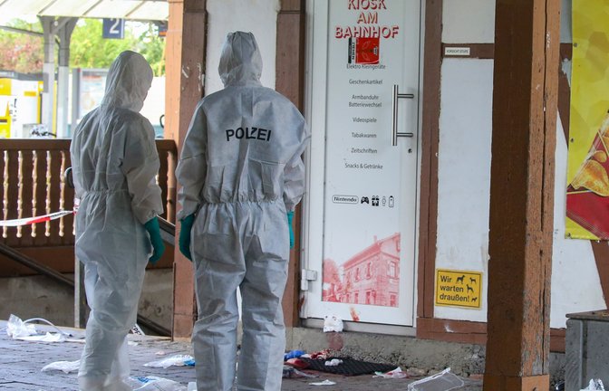 Ermittler im Sommer 2024 am Tatort am Bahnhof Sachsenheim. Archivfoto: Kalb