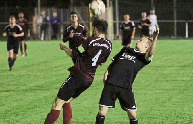 Bissingens Kapitän Patrick Engel klärt vor Unterriexingens Bastian Schaar per Kopf. Genutzt hat es wenig. Die SpVgg verlor mit 2:5 (0:3).  Foto: Nachreiner