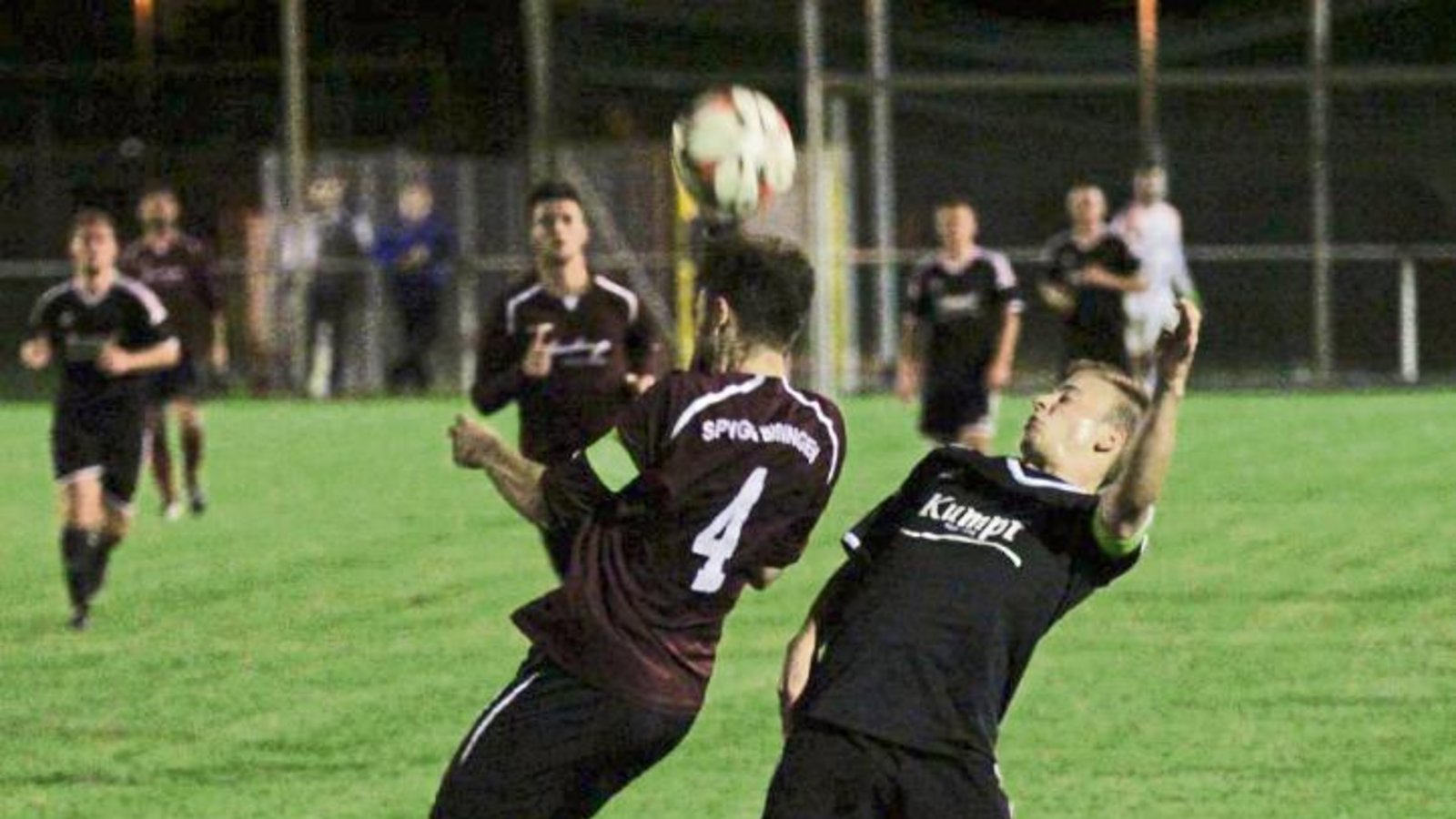 Bissingens Kapitän Patrick Engel klärt vor Unterriexingens Bastian Schaar per Kopf. Genutzt hat es wenig. Die SpVgg verlor mit 2:5 (0:3). Foto: Nachreiner Bissingens Kapitän Patrick Engel klärt vor Unterriexingens Bastian Schaar per Kopf. Genutzt hat es wenig. Die SpVgg verlor mit 2:5 (0:3). Foto: Nachreiner