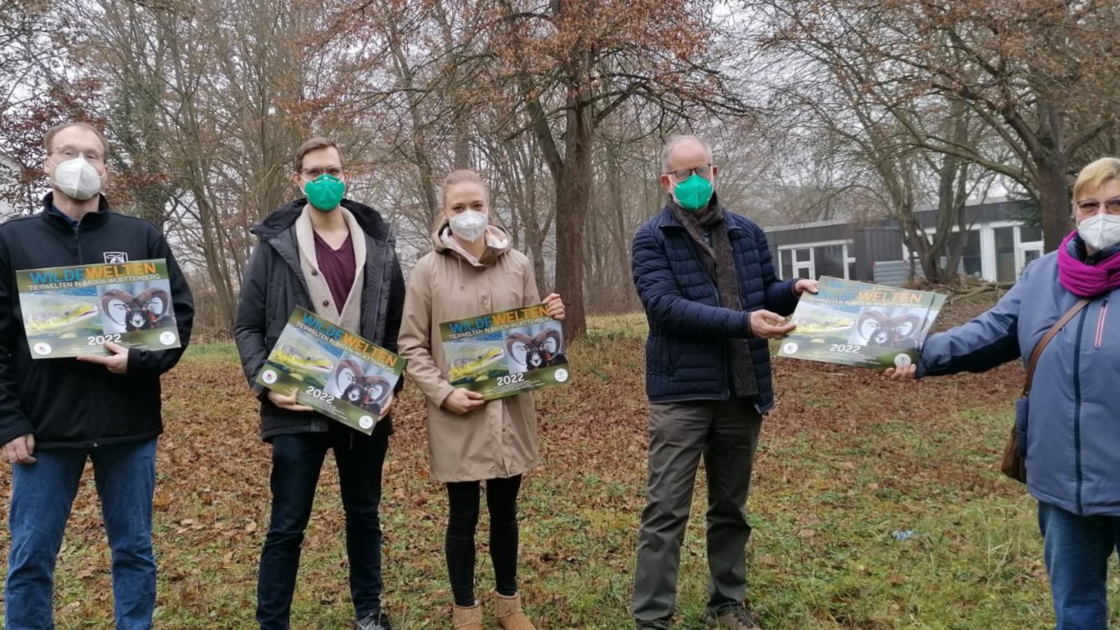 Vereinsvorsitzende Hedwig Ramstein (rechts) vom ASV überreicht mit Wolfgang Guffler (links Kalender an Konrektor Peter Krüger und weitere Lehrkräfte.  Foto: p