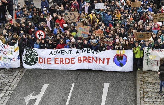 Bei einem Aktionstag von "Fridays for Future" 2019 laufen Tausende Schüler mit dem Banner "Advent Advent die Erde brennt" durch Freiburg. Bei den damaligen Klimaprotesten blieb es lange friedlich.<span class='image-autor'>picture alliance/dpa | Patrick Seeger</span>