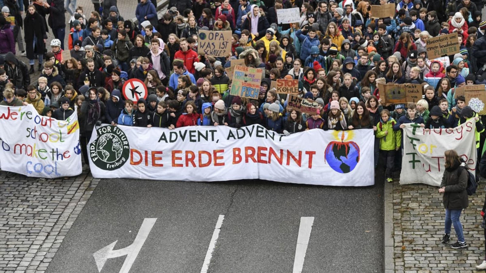 Bei einem Aktionstag von "Fridays for Future" 2019 laufen Tausende Schüler mit dem Banner "Advent Advent die Erde brennt" durch Freiburg. Bei den damaligen Klimaprotesten blieb es lange friedlich.picture alliance/dpa | Patrick Seeger