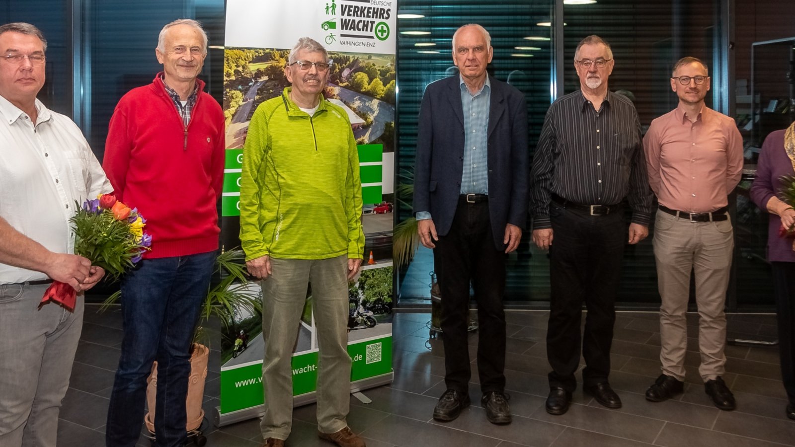 Ehrungen bei der Verkehrswacht Vaihingen (von links): erster Vorsitzender Rüdiger Szameitat, zweiter Vorsitzender Karl-Richard Beck, Eugen Weiß, Gerhard Leyh, Manfred Barfknecht, Martin Elischer und Annemarie Seemann.  Foto: Simecek