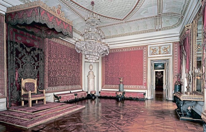 Das Ensemble von Thron und Baldachin im Audienzzimmer von Schloss Ludwigsburg. Fotos: SSG