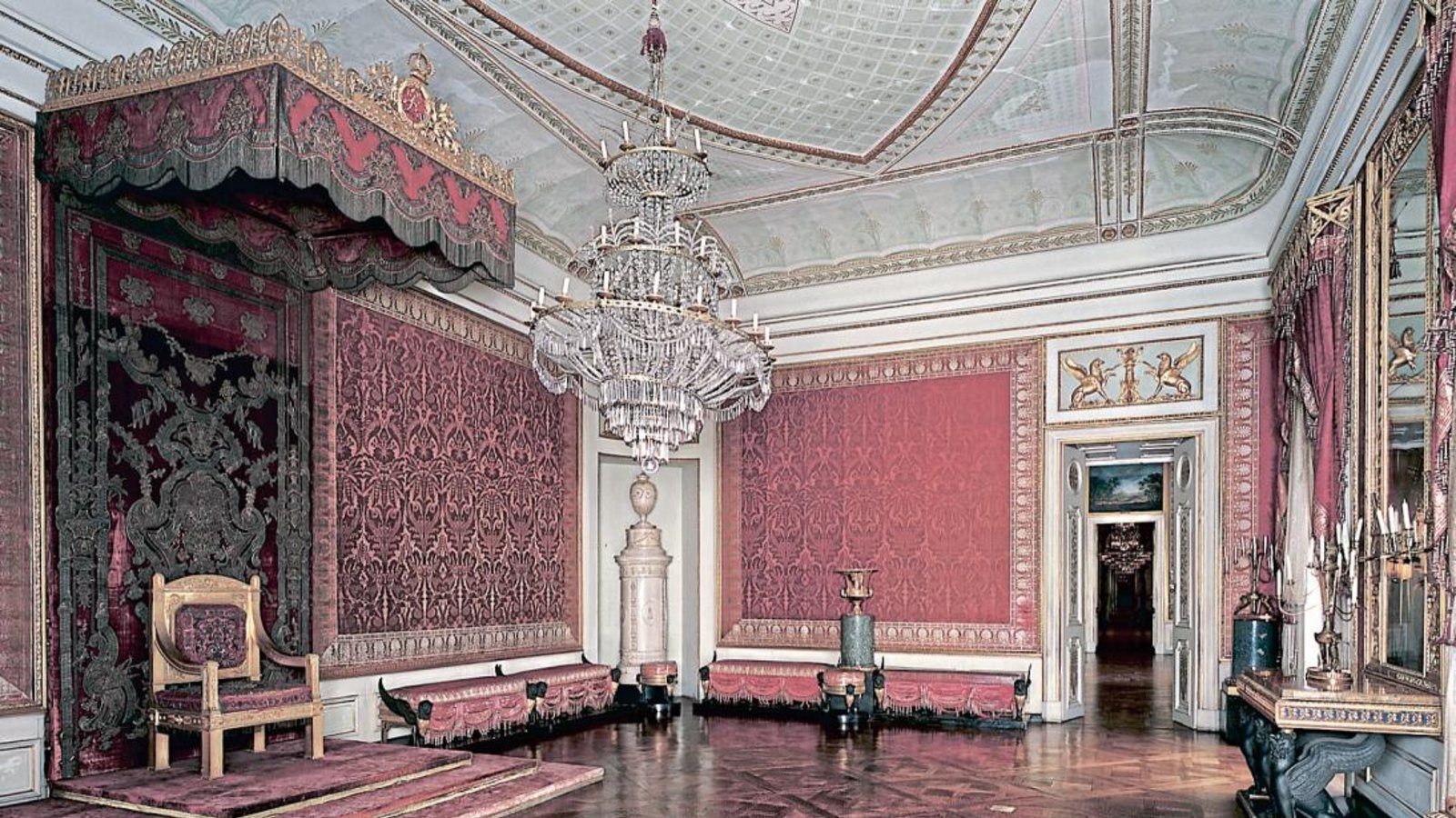 Das Ensemble von Thron und Baldachin im Audienzzimmer von Schloss Ludwigsburg. Fotos: SSG