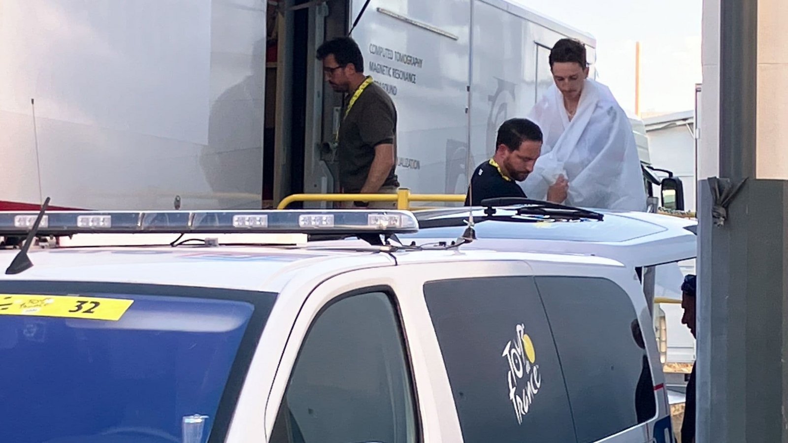Radsport: UCI WorldTour - Tour de France, Evian-les-Bains - Thonon-les-Bains, 26,10 km, 16. Etappe, Einzelzeitfahren. Der deutsche Radprofi Florian Lipowitz (r) vom Team Red Bull - BORA - hansgrohe verlässt nach seinem Sturz im Einzelzeitfahren den Medical Truck. (zu dpa: «Willkommen im Club - Pogacar zum fünften Mal Tour-Champion»)Stefan Tabeling/dpa Radsport: UCI WorldTour - Tour de France, Evian-les-Bains - Thonon-les-Bains, 26,10 km, 16. Etappe, Einzelzeitfahren. Der deutsche Radprofi Florian Lipowitz (r) vom Team Red Bull - BORA - hansgrohe verlässt nach seinem Sturz im Einzelzeitfahren den Medical Truck. (zu dpa: «Willkommen im Club - Pogacar zum fünften Mal Tour-Champion»)Stefan Tabeling/dpa
