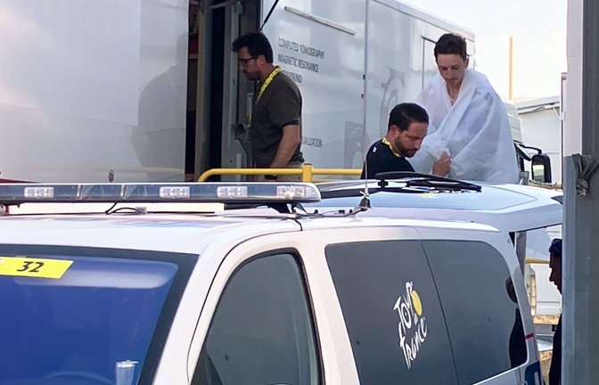 Radsport: UCI WorldTour - Tour de France, Evian-les-Bains - Thonon-les-Bains, 26,10 km, 16. Etappe, Einzelzeitfahren. Der deutsche Radprofi Florian Lipowitz (r) vom Team Red Bull - BORA - hansgrohe verlässt nach seinem Sturz im Einzelzeitfahren den Medical Truck. (zu dpa: «Willkommen im Club - Pogacar zum fünften Mal Tour-Champion»)<span class='image-autor'>Stefan Tabeling/dpa</span>