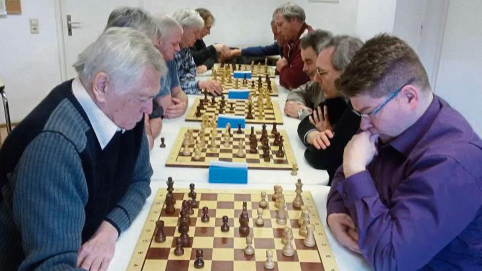 Lediglich fünf Minuten Bedenkzeit hatten die Teilnehmer des Skachturniers der SVG Vaihingen für jede Schachpartie. Foto: privat Lediglich fünf Minuten Bedenkzeit hatten die Teilnehmer des Skachturniers der SVG Vaihingen für jede Schachpartie. Foto: privat