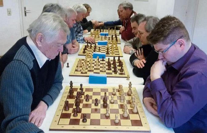 Lediglich fünf Minuten Bedenkzeit hatten die Teilnehmer des Skachturniers der SVG Vaihingen für jede Schachpartie. Foto: privat