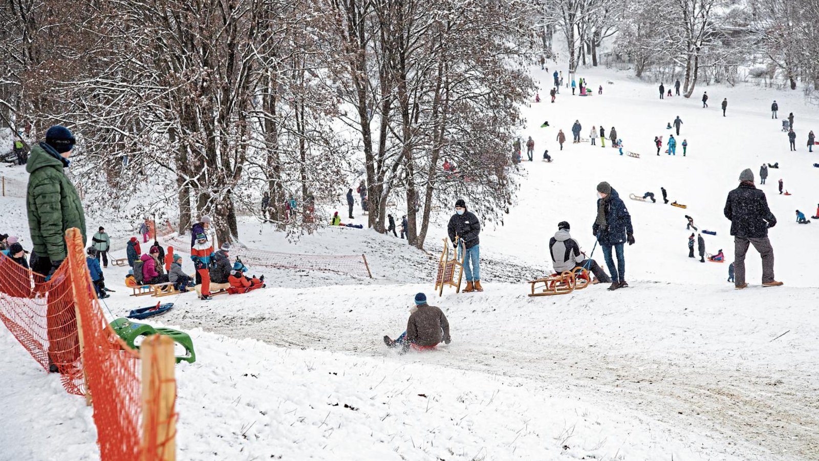 Der viele Neuschnee hat Wintersportler wie hier in München vor allem zum Schlittenfahren auf die Pisten gezogen. Foto: ddp