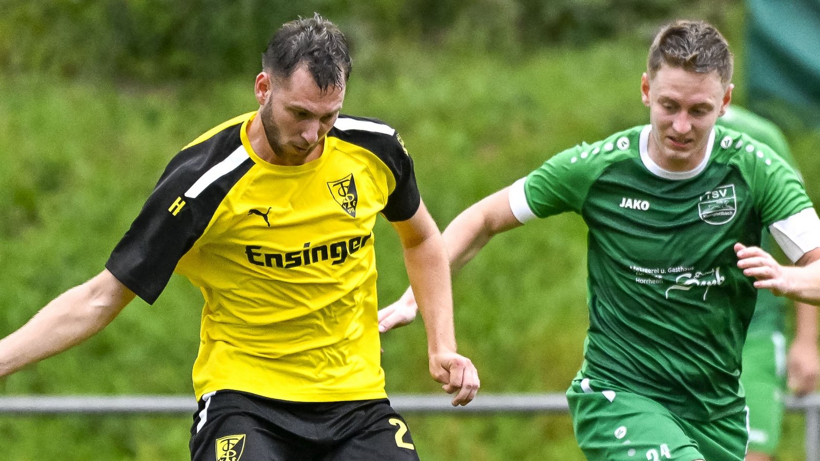 Steffen Roßmann (links) muss mit dem TSV Ensingen am Sonntag beim TSV Großglattbach ran. Foto: Leitner