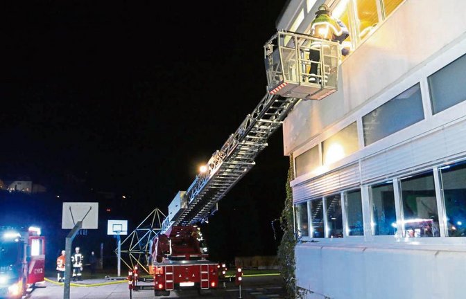 Mit der Drehleiter werden am Freitagabend zwei Personen aus der Kirbachschule „gerettet“.  Fotos: Rücker