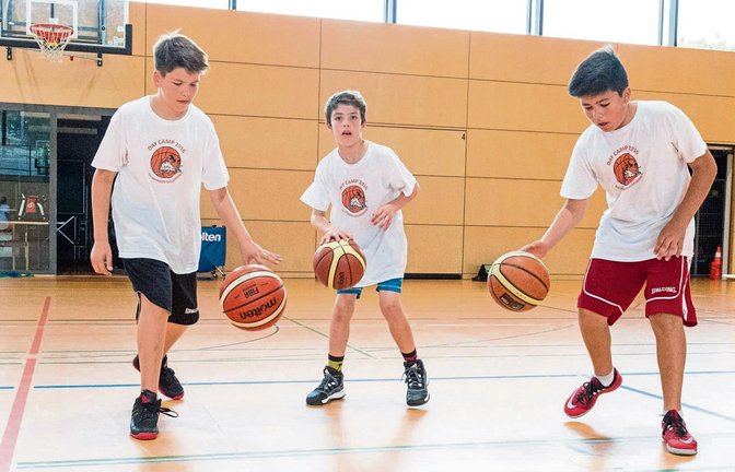 Kristijan Percic, Dominik Hoffmann und Julian Buchenroth (von links) wollen bei einer Koordinationsübung im Day-Camp der BSG Vaihingen/Sachsenheim ordentlich dazulernen. Foto: Leitner