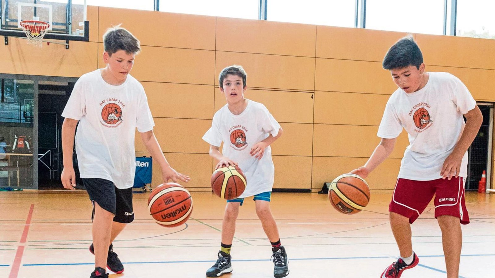 Kristijan Percic, Dominik Hoffmann und Julian Buchenroth (von links) wollen bei einer Koordinationsübung im Day-Camp der BSG Vaihingen/Sachsenheim ordentlich dazulernen. Foto: Leitner