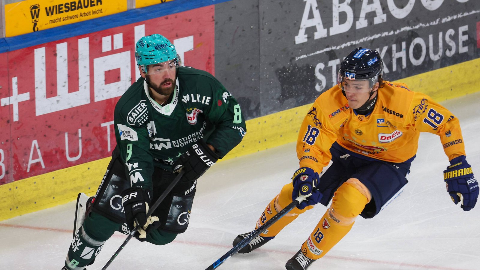 Jack Dugan (links) gelang für die Bietigheim Steelers gegen die Lausitzer Füchse der Siegtreffer in der Overtime. Foto: Baumann Jack Dugan (links) gelang für die Bietigheim Steelers gegen die Lausitzer Füchse der Siegtreffer in der Overtime. Foto: Baumann
