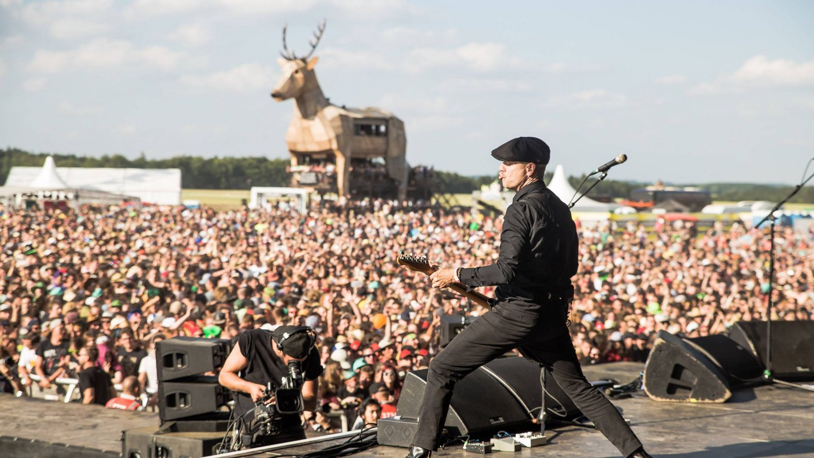 Auch wenigen Tage vor dem Start des Soutshide ist das Festival nicht ausverkauft. Hier im Bild: Flogging Molly bei ihrem Auftritt auf dem Festival 2017.Foto: imago images/HMB-Media/Matthias Kimpel via www.imago-images.de Auch wenigen Tage vor dem Start des Soutshide ist das Festival nicht ausverkauft. Hier im Bild: Flogging Molly bei ihrem Auftritt auf dem Festival 2017.Foto: imago images/HMB-Media/Matthias Kimpel via www.imago-images.de