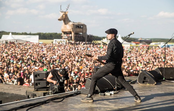 Auch wenigen Tage vor dem Start des Soutshide ist das Festival nicht ausverkauft. Hier im Bild:  Flogging Molly bei ihrem Auftritt auf dem Festival 2017.<span class='image-autor'>Foto: imago images/HMB-Media/Matthias Kimpel via www.imago-images.de</span>