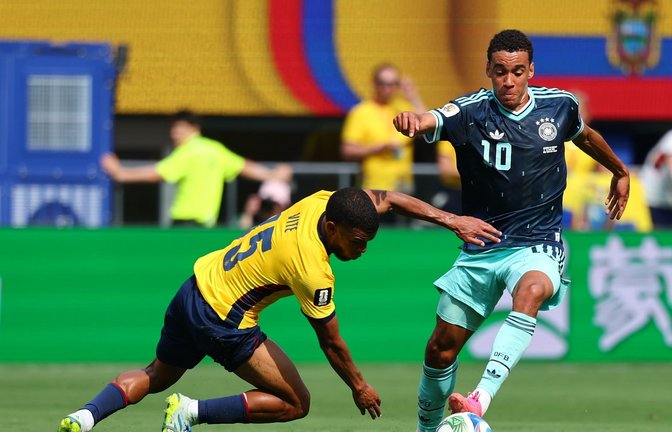 Jamal Musiala (r) versucht viel, aber er kann die Gegenspieler nicht abschütteln.<span class='image-autor'>Foto: Jan Woitas/dpa</span>