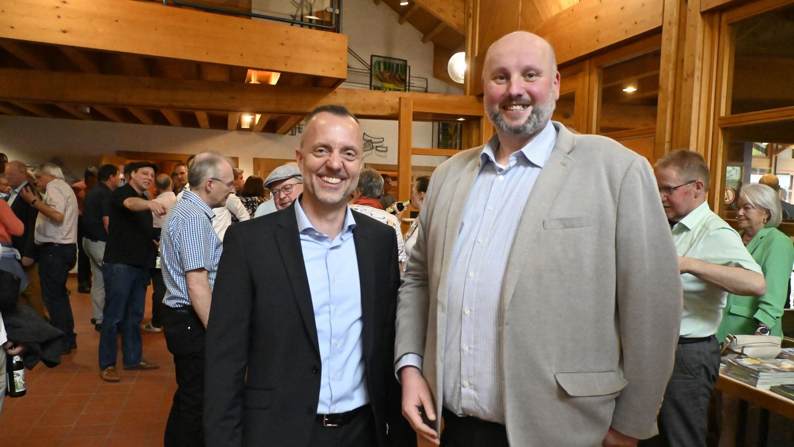 Wahlsieger Sven Christmann (links) mit Bürgermeister Michael PfaffFoto: Sonja Störzer