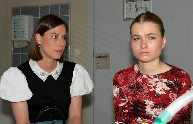 Matilda (Anna-Katharina Fecher, l.) merkt, dass Johanna (Charlott Reschke) mit den Nerven am Ende ist.<span class='image-autor'>Foto: RTL / Rolf Baumgartner</span>