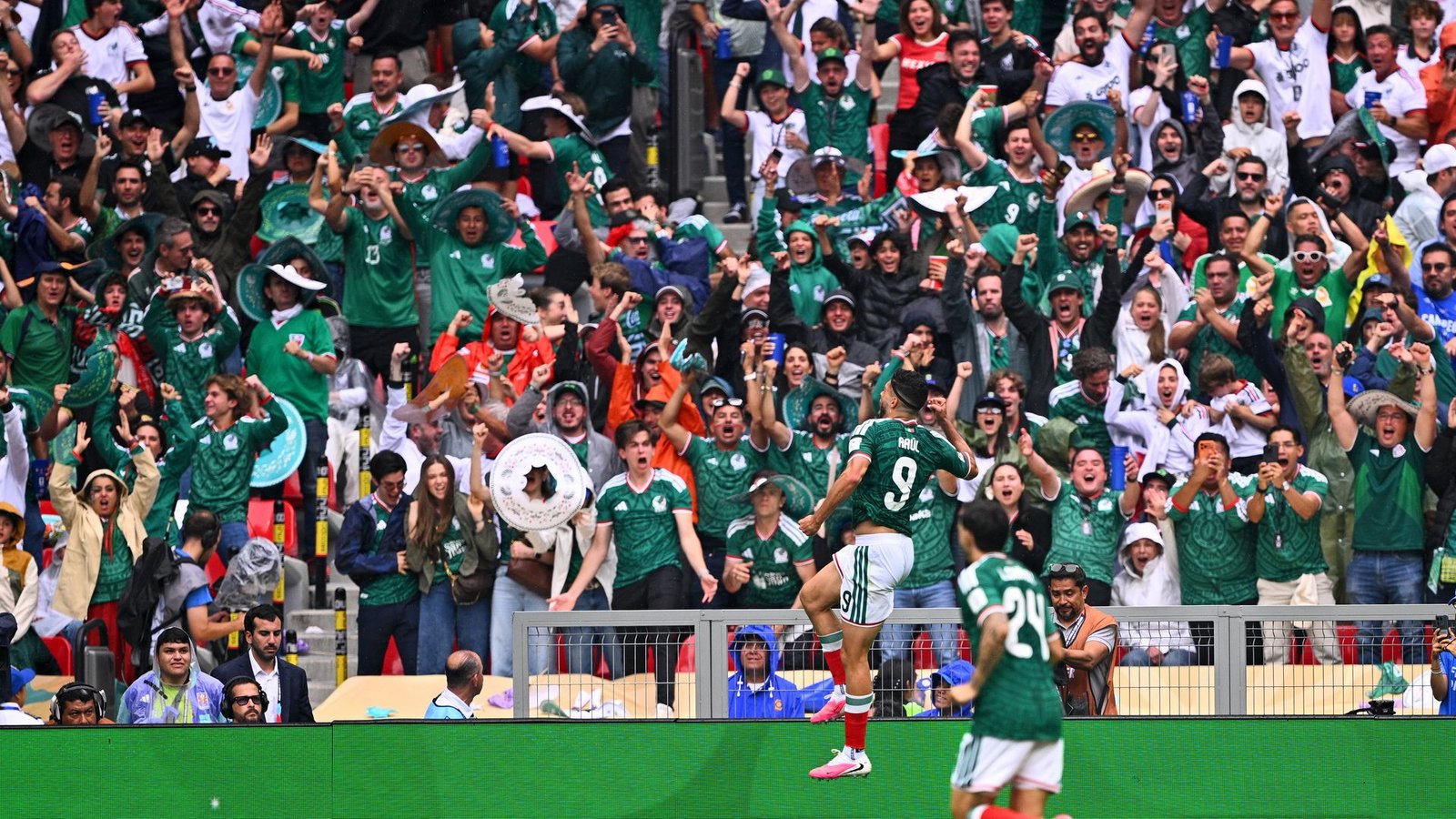 Raúl Jiménez von Mexiko bejubelt sein Tor zum 2:0 beim Eröffnungsspiel zwischen Mexiko und Südafrika im Aztekenstadion in Mexiko-Stadt.Foto: Tom Weller/dpa Raúl Jiménez von Mexiko bejubelt sein Tor zum 2:0 beim Eröffnungsspiel zwischen Mexiko und Südafrika im Aztekenstadion in Mexiko-Stadt.Foto: Tom Weller/dpa