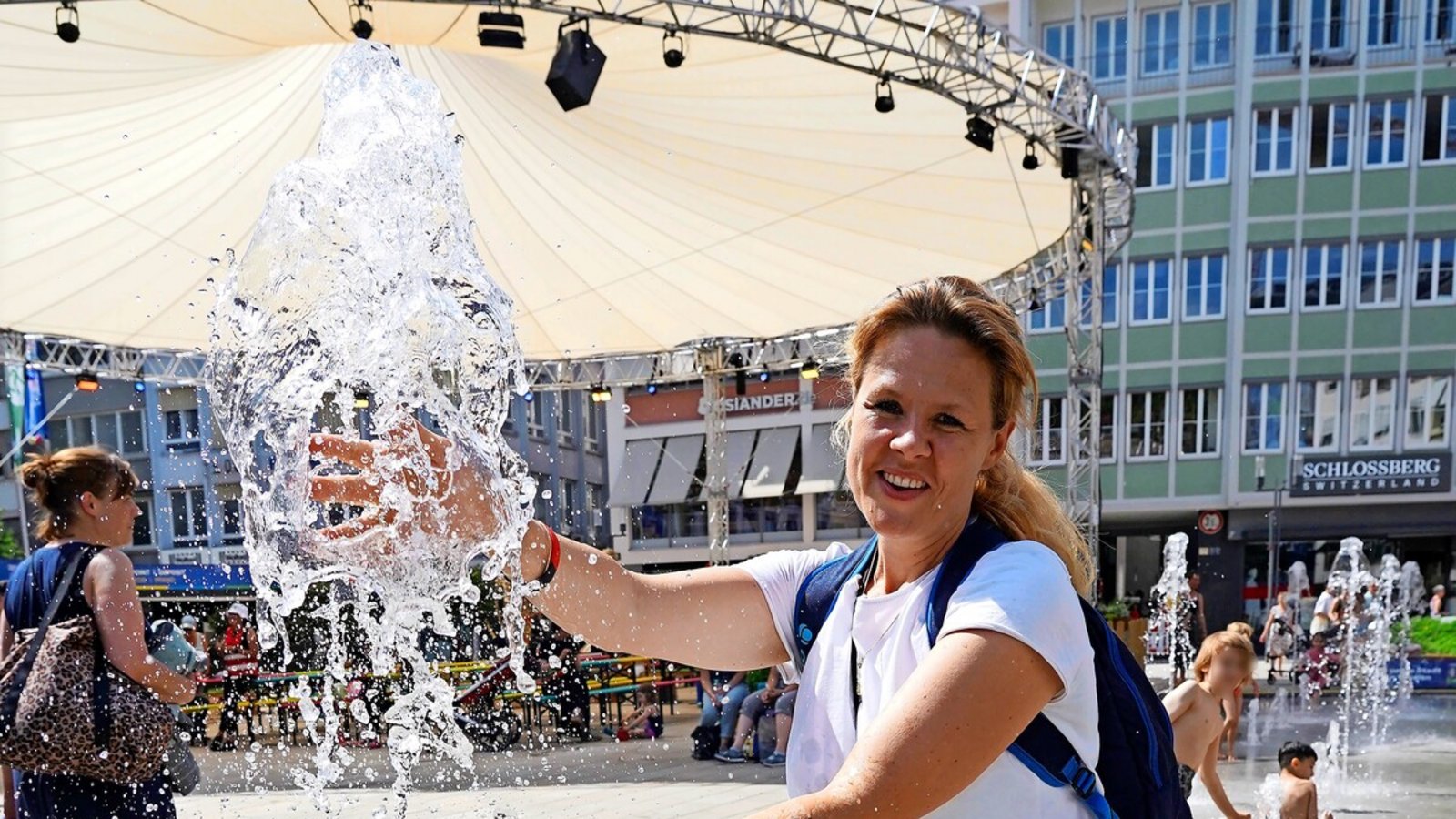 Der große Schirm über dem Marktplatz bleibt noch einige Tage aufgespannt.Foto: Andreas Rosar Der große Schirm über dem Marktplatz bleibt noch einige Tage aufgespannt.Foto: Andreas Rosar