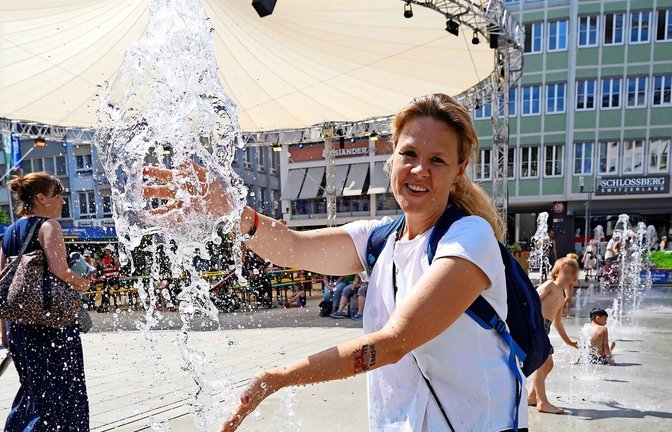 Der große Schirm über dem Marktplatz bleibt noch einige Tage aufgespannt.<span class='image-autor'>Foto: Andreas Rosar</span>